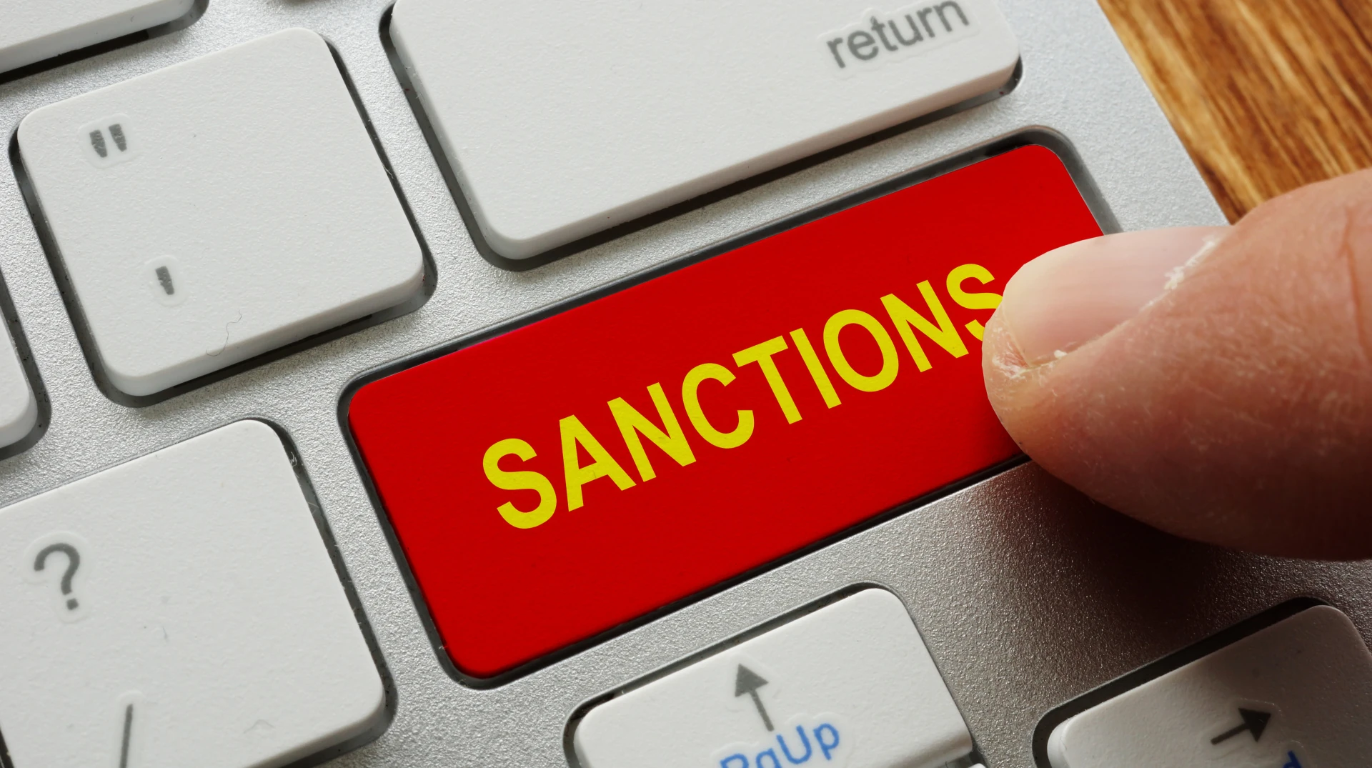 Будівля парламенту Великої Британії у Лондоні на тлі британського прапора.