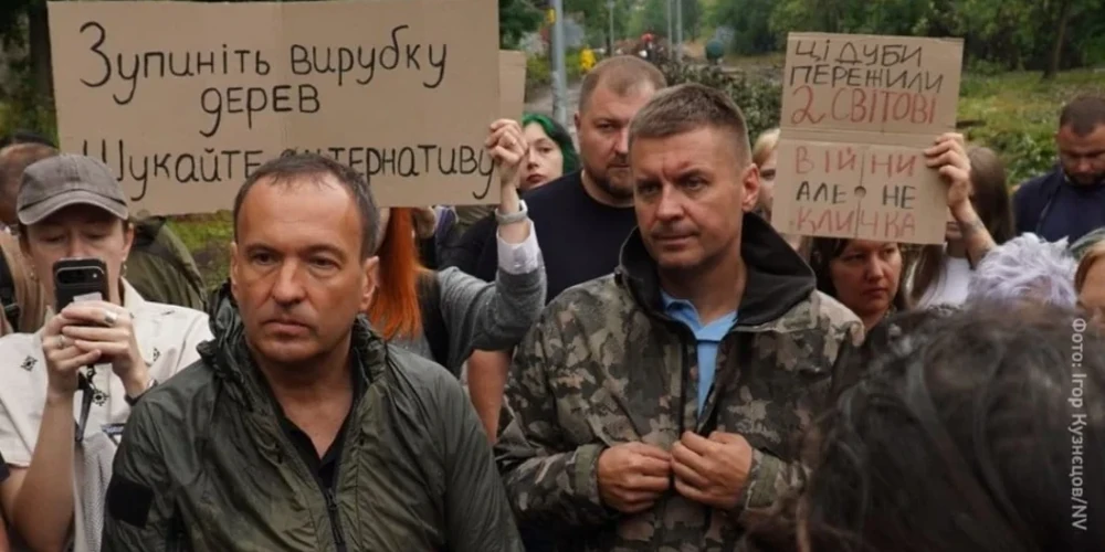 В. о. першого заступника голови КМДА Петро Пантелеєв під час мітингу на Теремках у Києві, 8 серпня 2026 року
