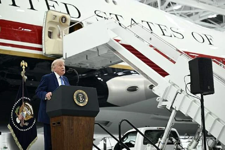 Кейтерингова вантажівка біля старого літака Air Force One в аеропорту Туреччини