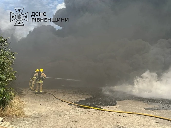 Дим над селом Варковичі під час пожежі на заводі пінопласту 11 серпня 2026 року
