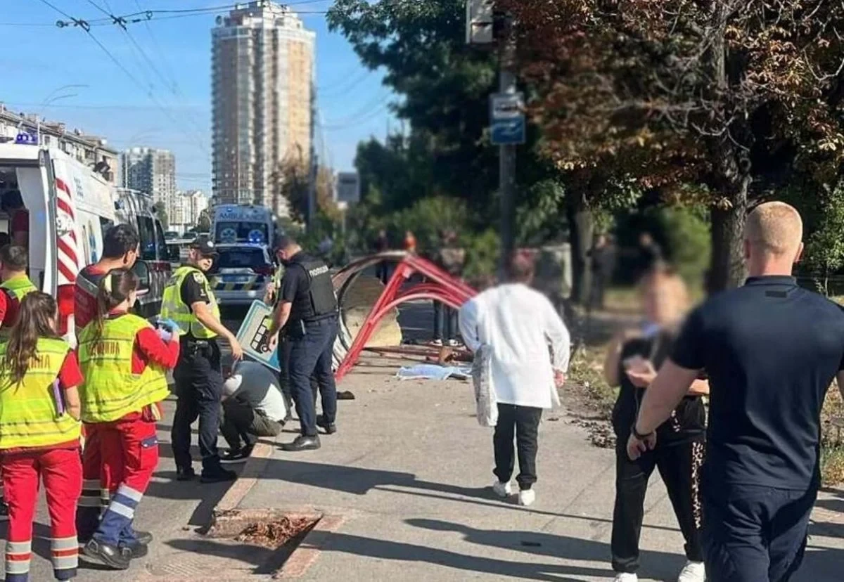 Місце ДТП на Чоколівському бульварі у Києва: автомобіль Volkswagen та маршрутний автобус біля зупинки громадського транспорту