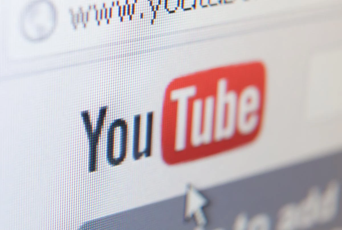 Смартфон з відкритим застосунком YouTube та новими цінами на підписку Premium