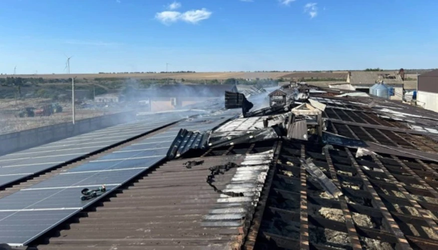 Наслідки пожежі на даху будівлі птахоферми після удару російських військ в Одеській області, 15 вересня 2026 року.