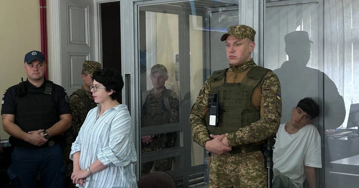 Обвинувачений В'ячеслав Зінченко та його адвокатка Діана Кара у залі Шевченківського районного суду Львова