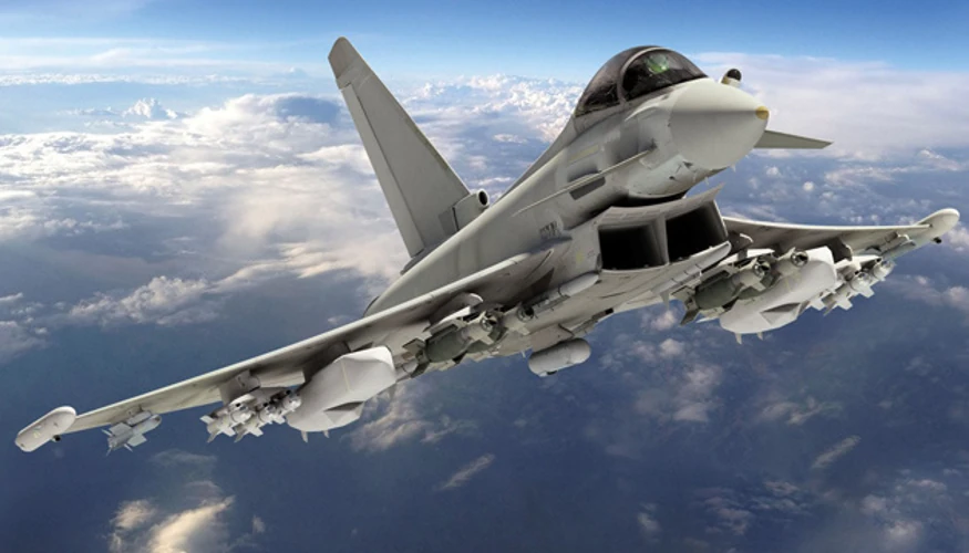 Винищувач Typhoon Королівських ВПС Великої Британії на тлі прапора Саудівської Аравії