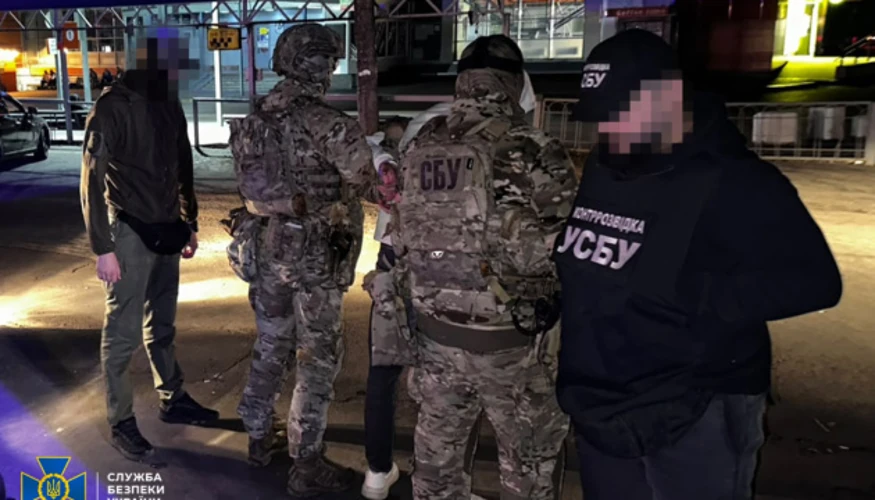 Правоохоронці СБУ під час затримання агента та вилучення вибухового пристрою на міському автовокзалі у Рівному